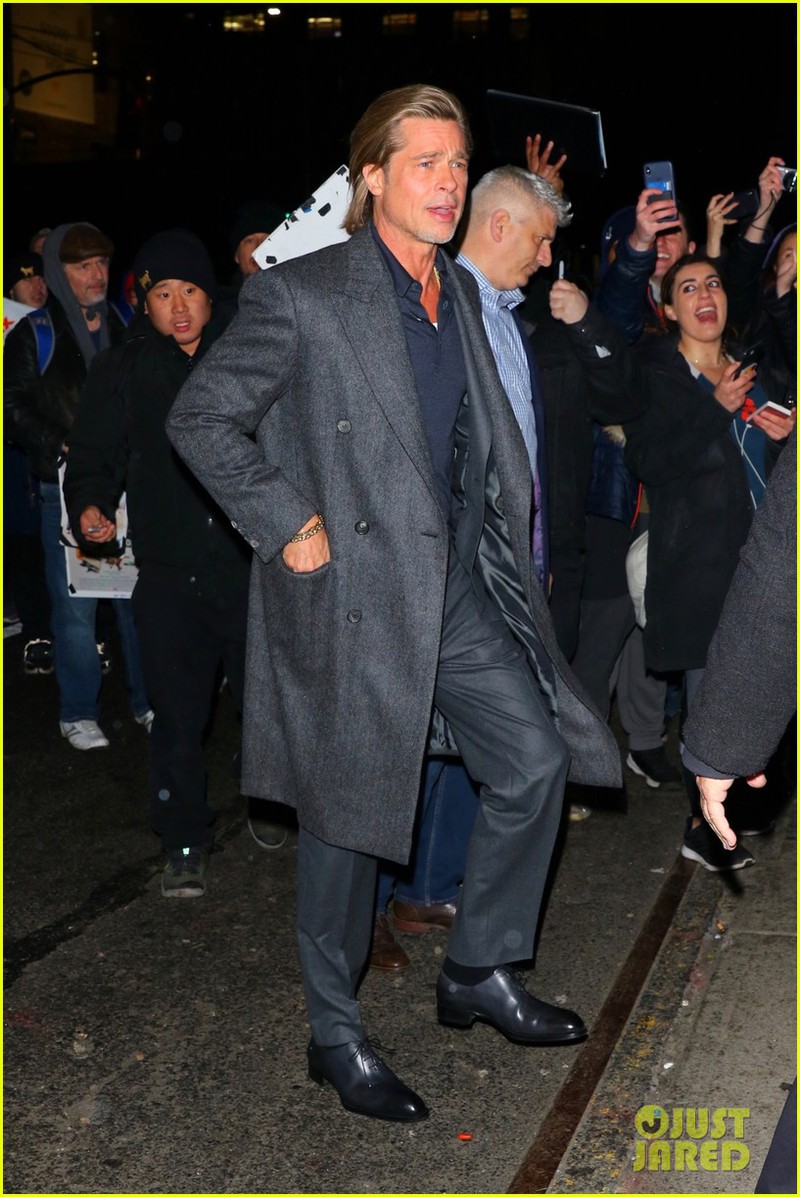 brad pitt banh bao di du tiec sau on ao co tinh moi hinh 1