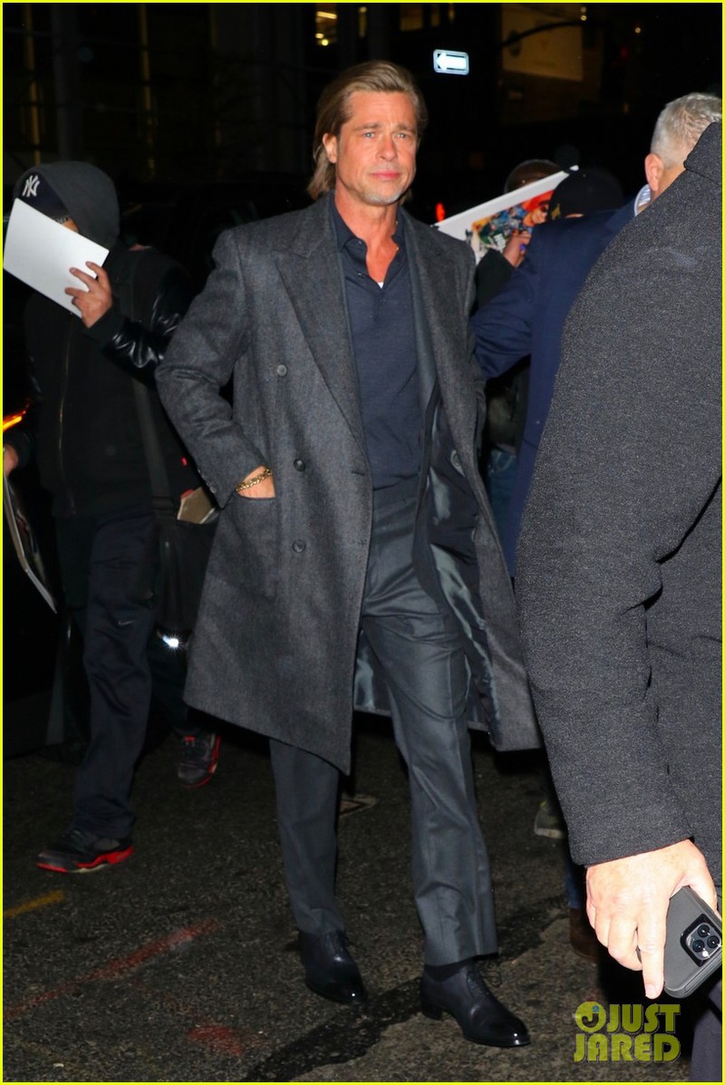 brad pitt banh bao di du tiec sau on ao co tinh moi hinh 2