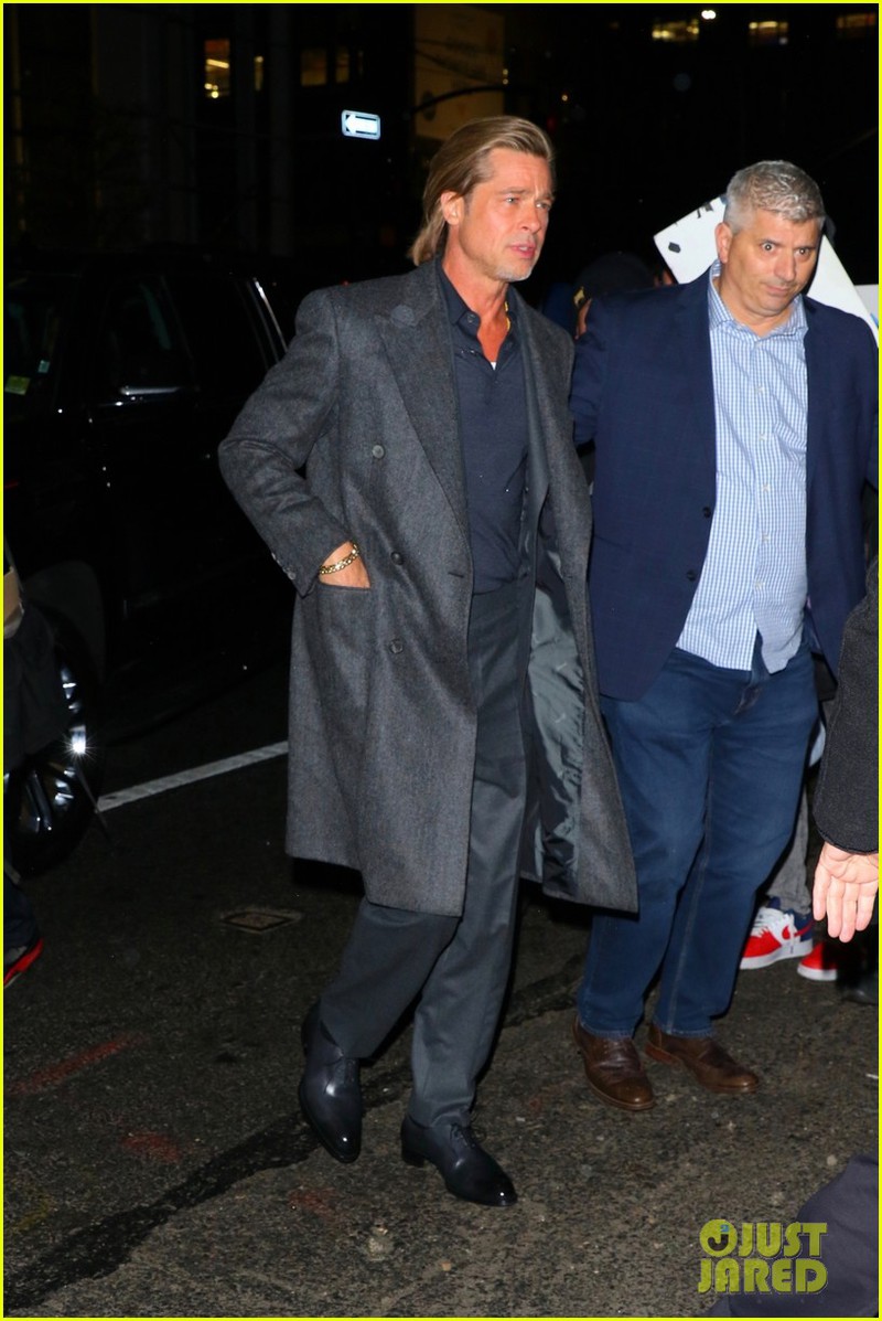 brad pitt banh bao di du tiec sau on ao co tinh moi hinh 3