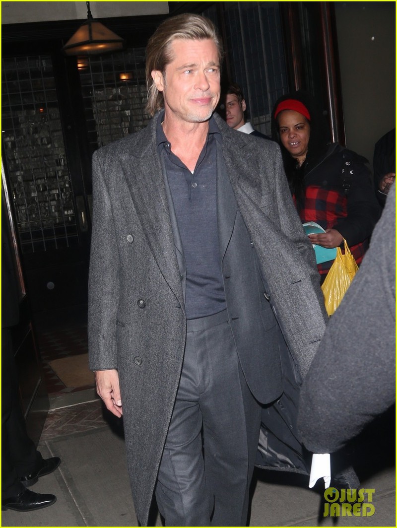 brad pitt banh bao di du tiec sau on ao co tinh moi hinh 4