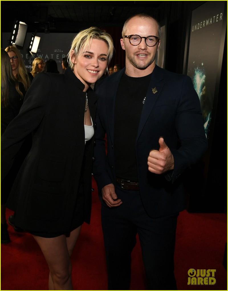 kristen stewart re toc ngoi giua, tai xuat nong bong tren tham do hinh 3