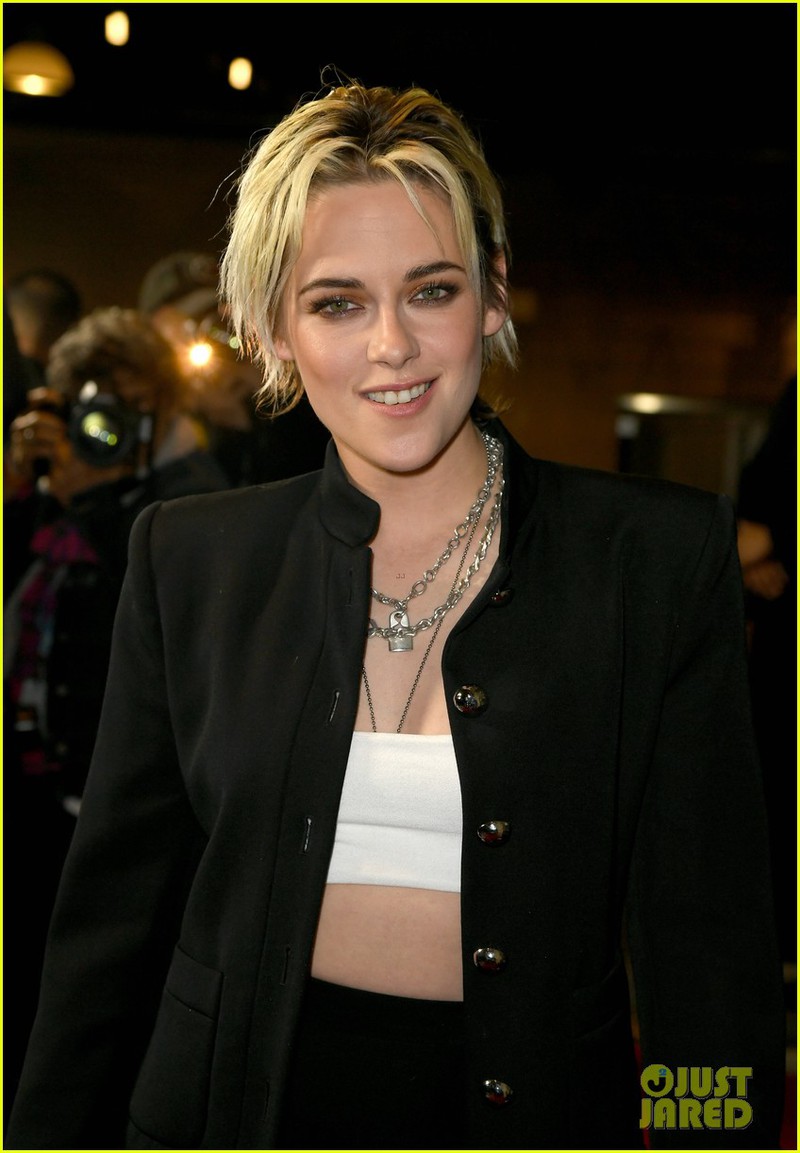 kristen stewart re toc ngoi giua, tai xuat nong bong tren tham do hinh 5