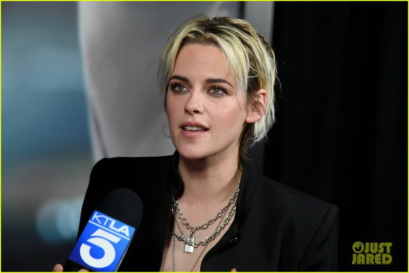 kristen stewart re toc ngoi giua, tai xuat nong bong tren tham do hinh 8