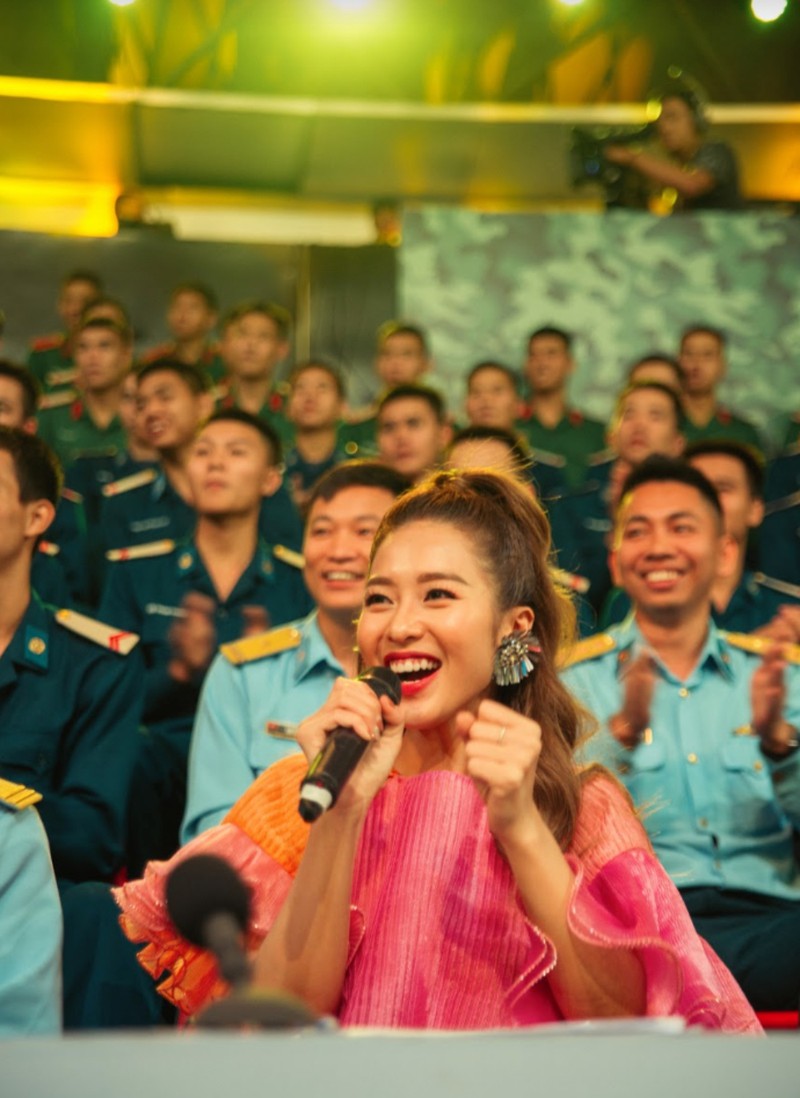 kha ngan tu tin khoe giong hat live tren song truyen hinh hinh 11