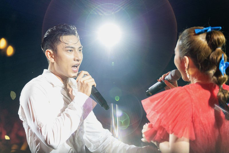 ro tin don isaac va amee dang nhen nhom ket hop tung san pham moi hinh 1