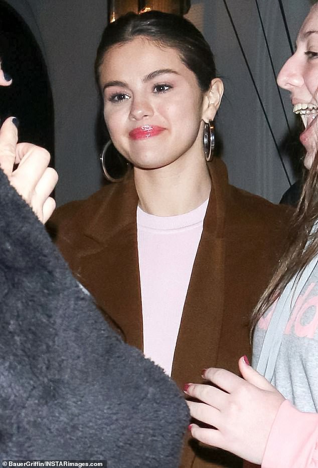 selena gomez xinh dep di an mung, bat ngo cham mat vo justin bieber  hinh 2