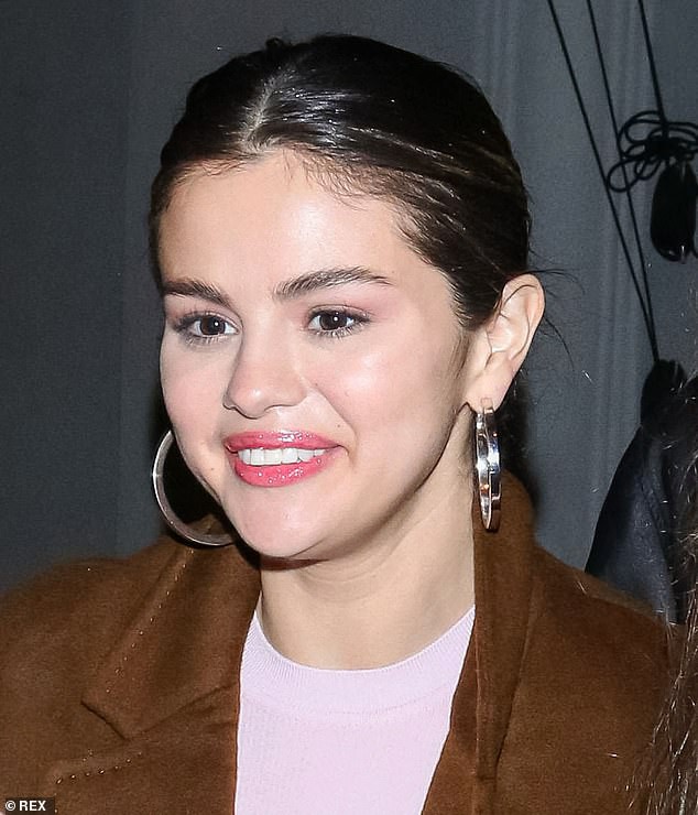selena gomez xinh dep di an mung, bat ngo cham mat vo justin bieber  hinh 6