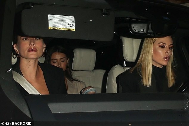 selena gomez xinh dep di an mung, bat ngo cham mat vo justin bieber  hinh 4