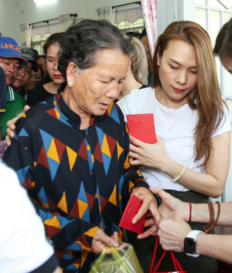 chuyen showbiz: lo anh hoa hau huong giang om "bung bau" gay xon xao hinh 2
