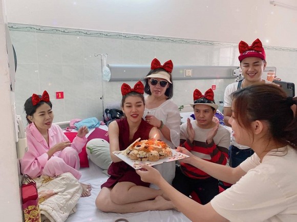 chuyen showbiz: lo anh hoa hau huong giang om "bung bau" gay xon xao hinh 5