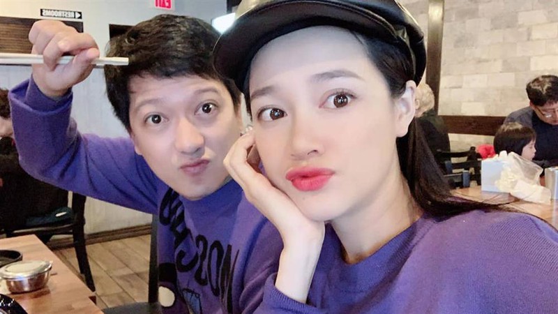 chuyen showbiz: lo anh hoa hau huong giang om "bung bau" gay xon xao hinh 8