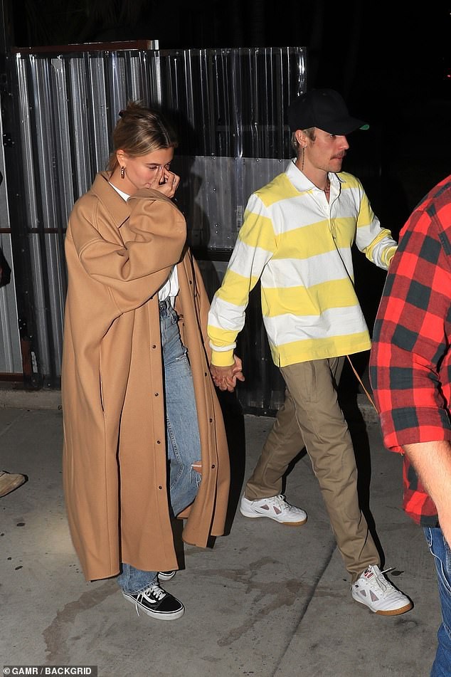 justin bieber tinh tu nam tay vo den nha tho luc toi muon hinh 1