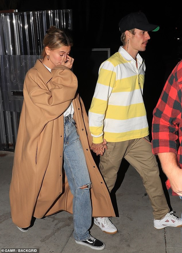 justin bieber tinh tu nam tay vo den nha tho luc toi muon hinh 2