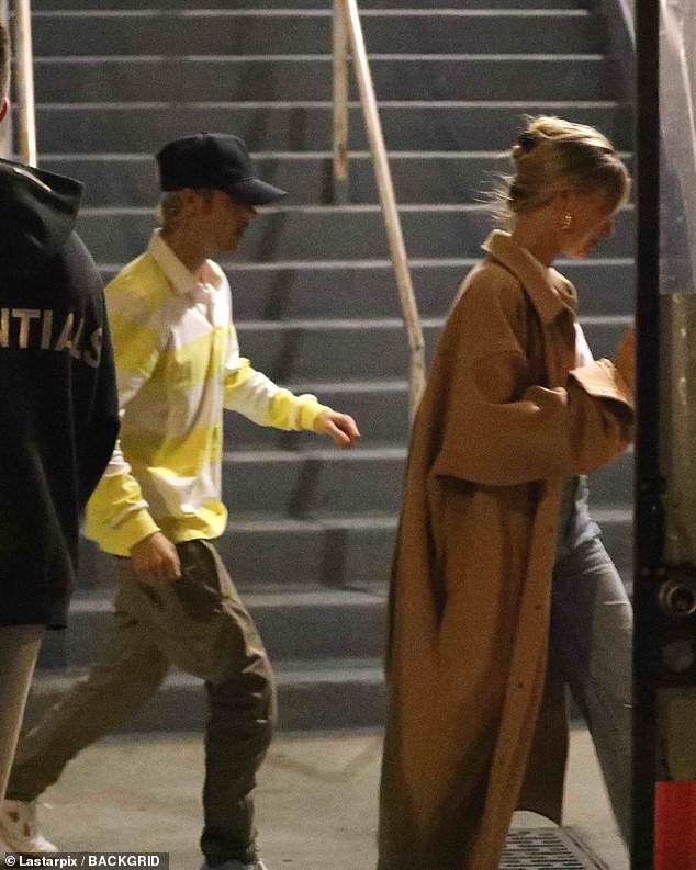 justin bieber tinh tu nam tay vo den nha tho luc toi muon hinh 3
