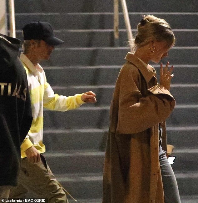 justin bieber tinh tu nam tay vo den nha tho luc toi muon hinh 4