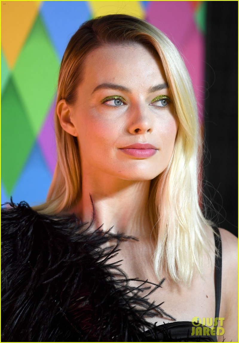 nang "harley quinn" margot robbie quyen ru voi ao long vu tren tham do hinh 10