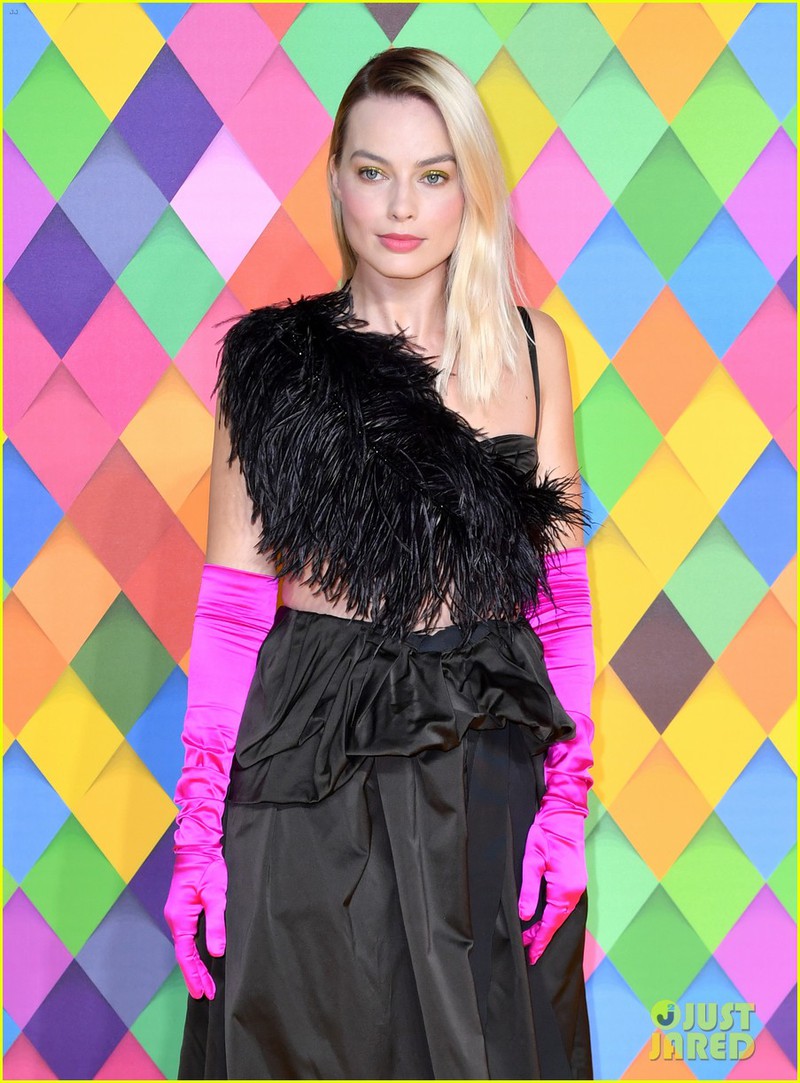 nang "harley quinn" margot robbie quyen ru voi ao long vu tren tham do hinh 3