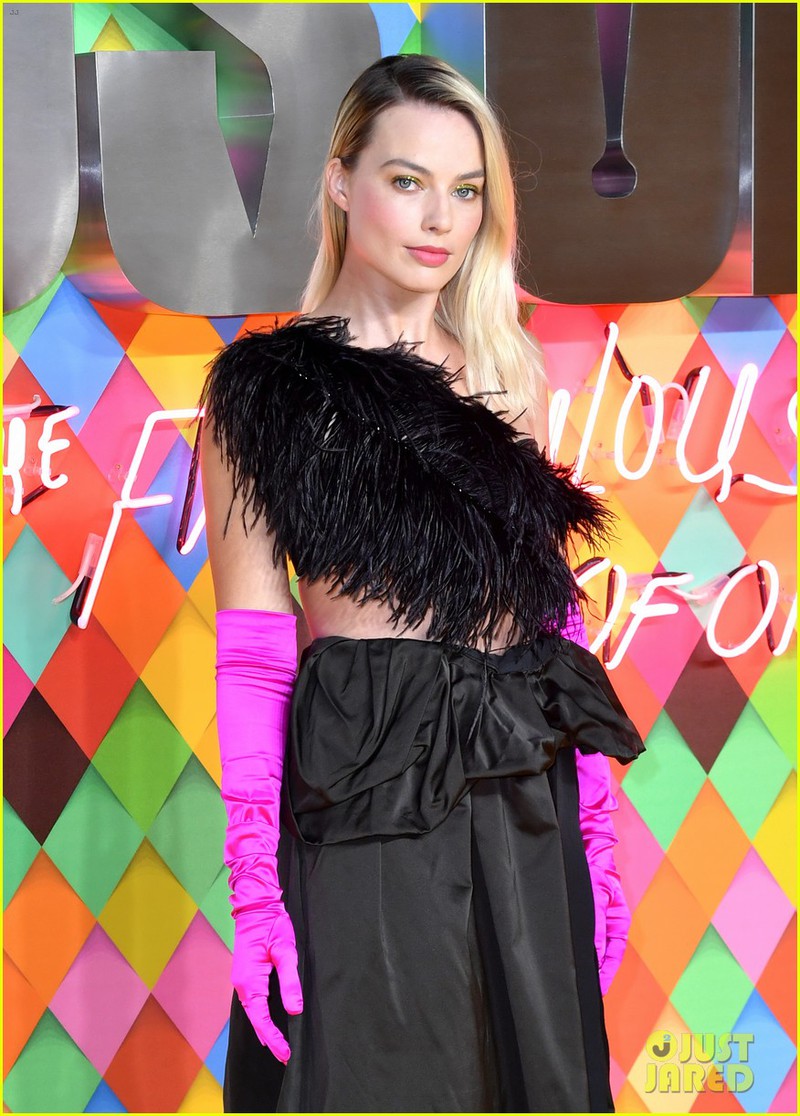 nang "harley quinn" margot robbie quyen ru voi ao long vu tren tham do hinh 4