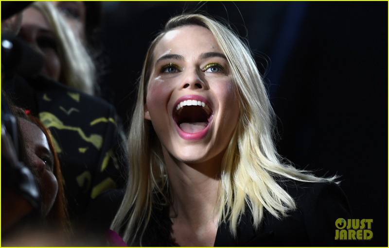 nang "harley quinn" margot robbie quyen ru voi ao long vu tren tham do hinh 9