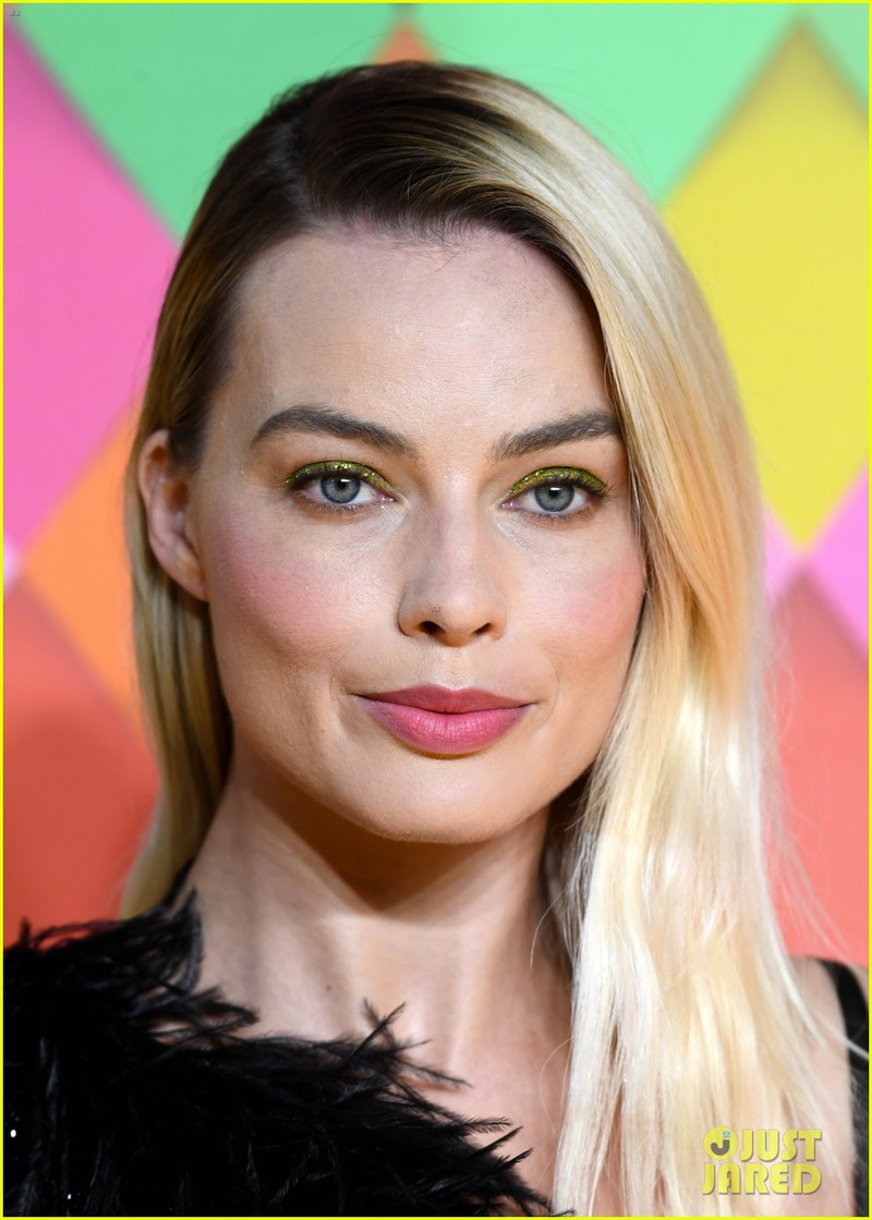 nang "harley quinn" margot robbie quyen ru voi ao long vu tren tham do hinh 5