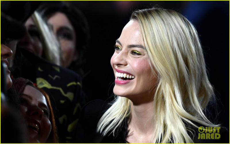 nang "harley quinn" margot robbie quyen ru voi ao long vu tren tham do hinh 8