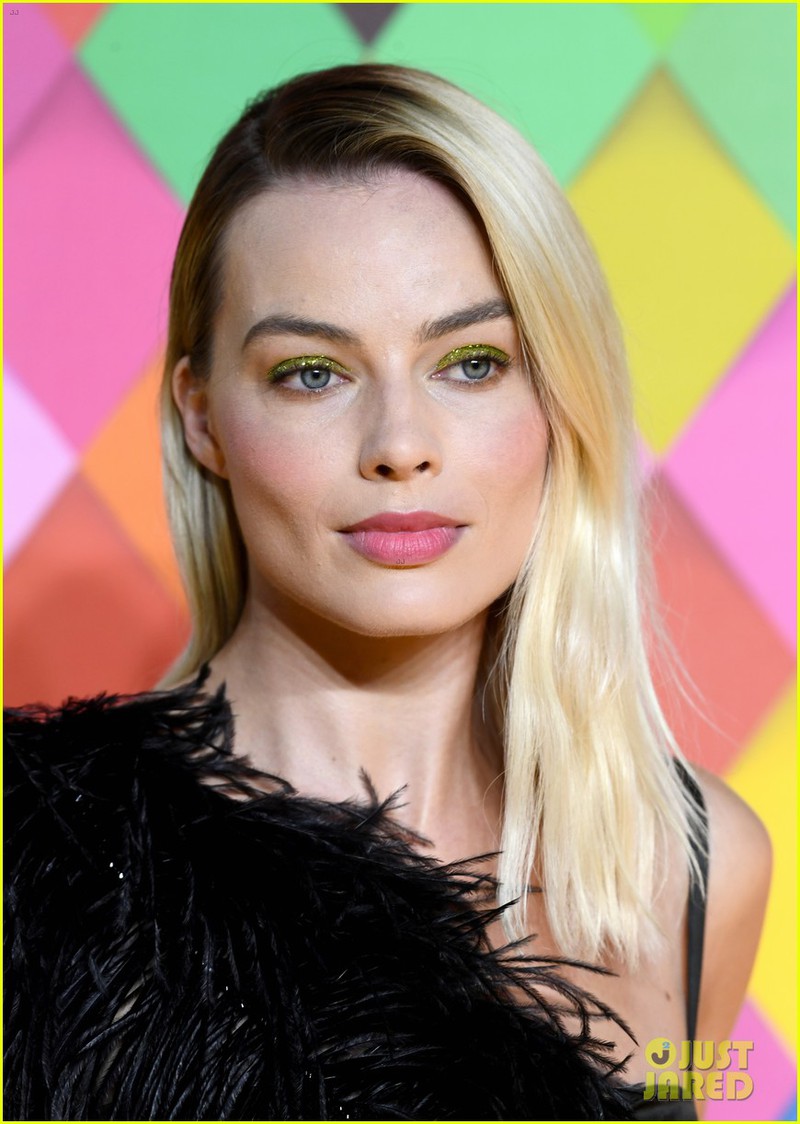 nang "harley quinn" margot robbie quyen ru voi ao long vu tren tham do hinh 6