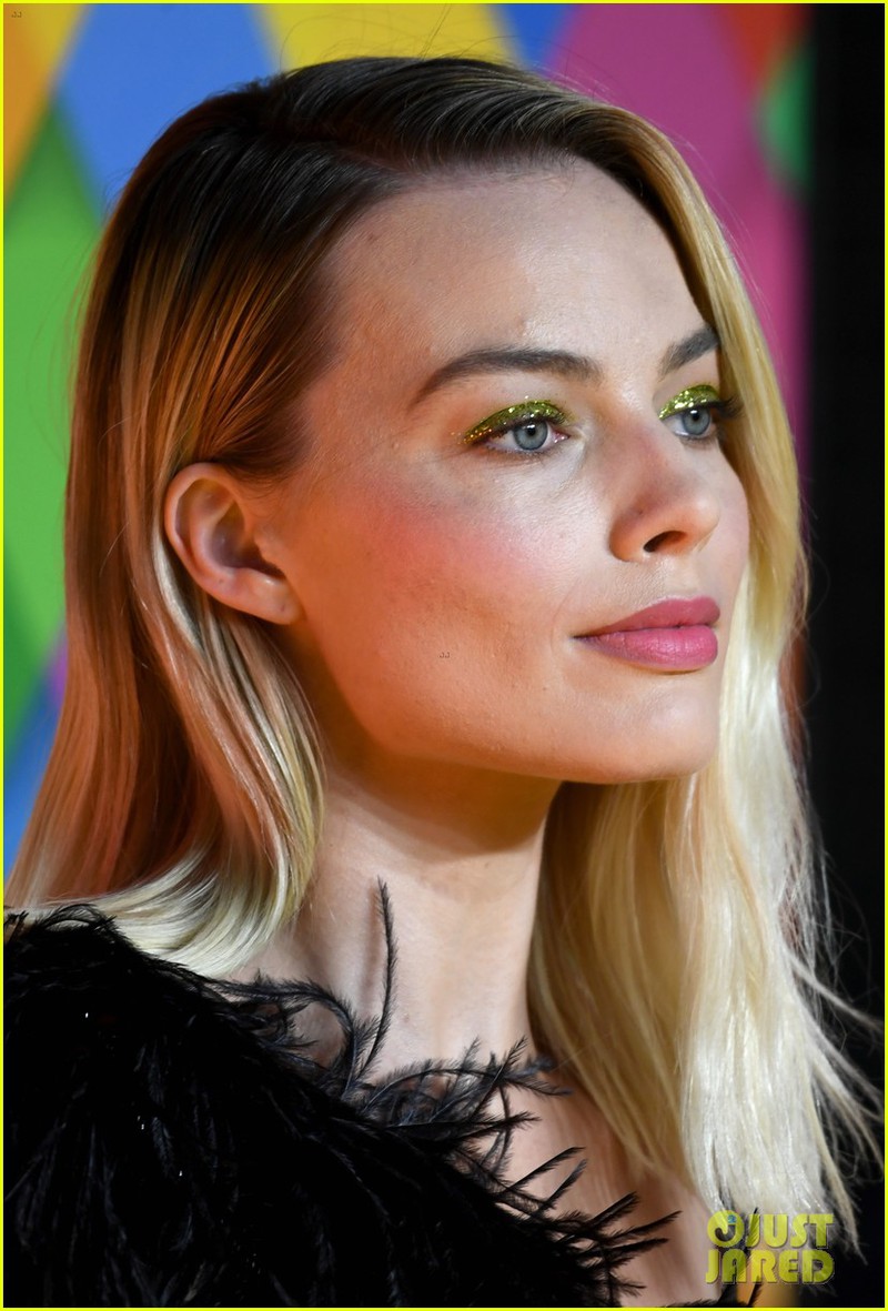 nang "harley quinn" margot robbie quyen ru voi ao long vu tren tham do hinh 7