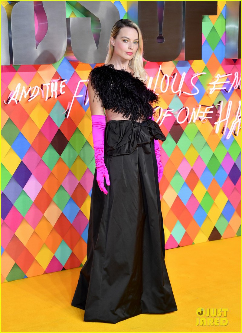 nang "harley quinn" margot robbie quyen ru voi ao long vu tren tham do hinh 2