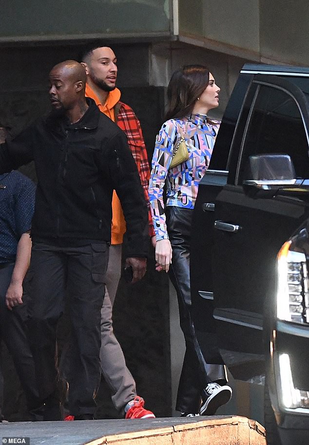 kendall jenner xinh dep sanh doi cung ban trai kem tuoi tai su kien hinh 5