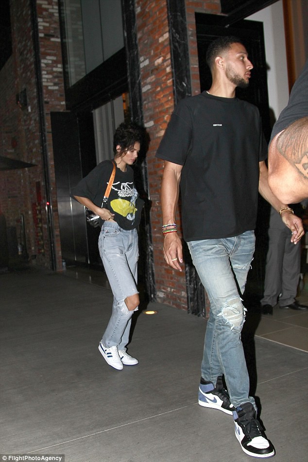 kendall jenner xinh dep sanh doi cung ban trai kem tuoi tai su kien hinh 8