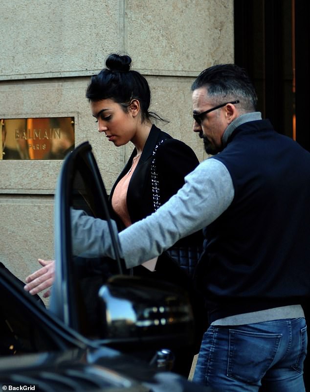 ban gai ronaldo vui ve dua con rieng cua ban trai di mua sam o italy hinh 5