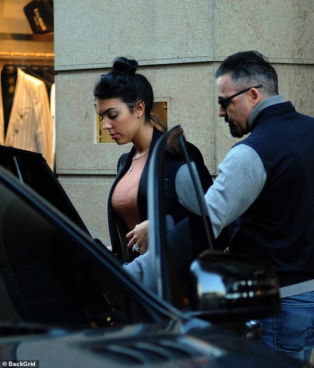 ban gai ronaldo vui ve dua con rieng cua ban trai di mua sam o italy hinh 6