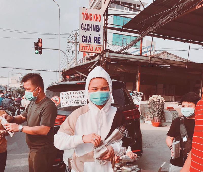 khac viet, giang hong ngoc chi tien mua khau trang phat mien phi  hinh 2