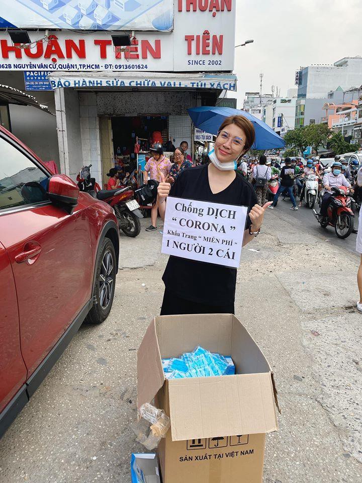 khac viet, giang hong ngoc chi tien mua khau trang phat mien phi  hinh 3