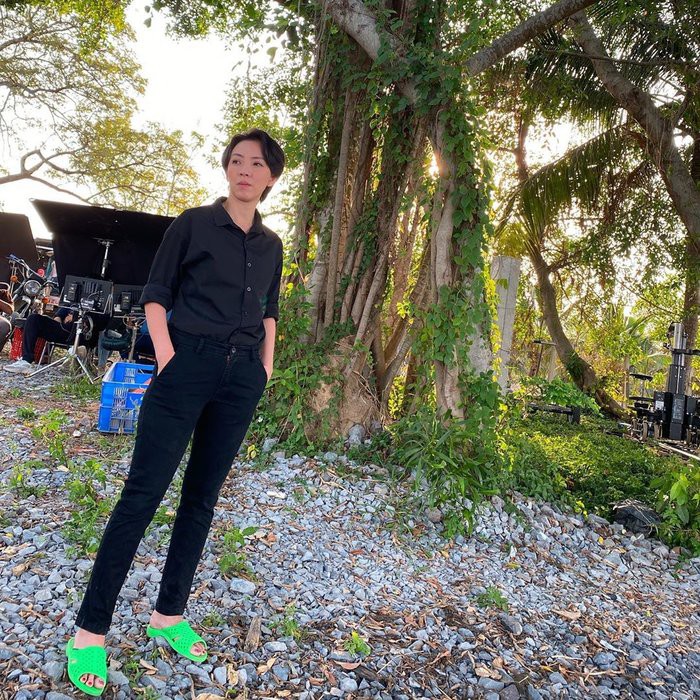 chuyen showbiz: ho ngoc ha dien ao tam tha dang tren bo bien tho mong hinh 5