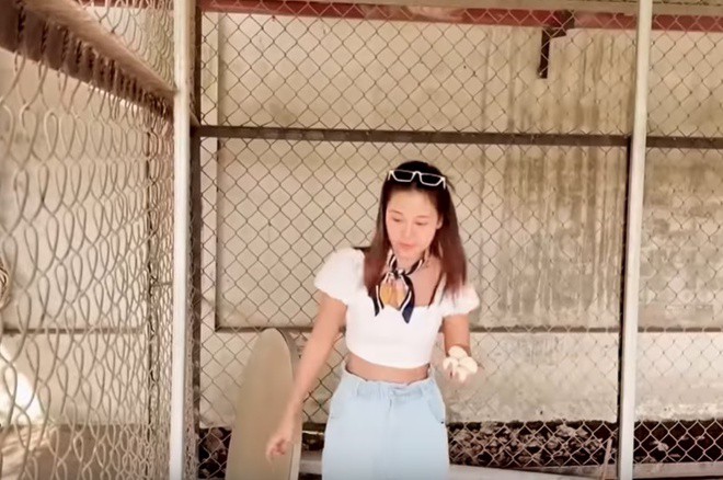 chuyen showbiz: ho ngoc ha dien ao tam tha dang tren bo bien tho mong hinh 6