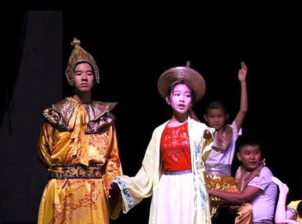 chuyen showbiz: ho ngoc ha dien ao tam tha dang tren bo bien tho mong hinh 7