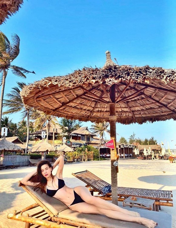 chuyen showbiz: ho ngoc ha dien ao tam tha dang tren bo bien tho mong hinh 1