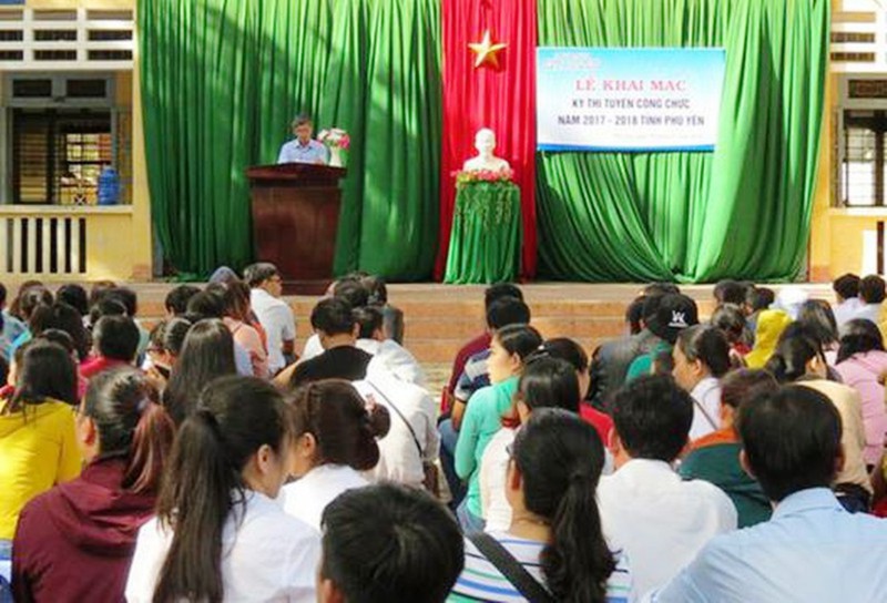 khoi to pho giam doc so noi vu tinh phu yen vi lam lo de thi cong chuc hinh 1