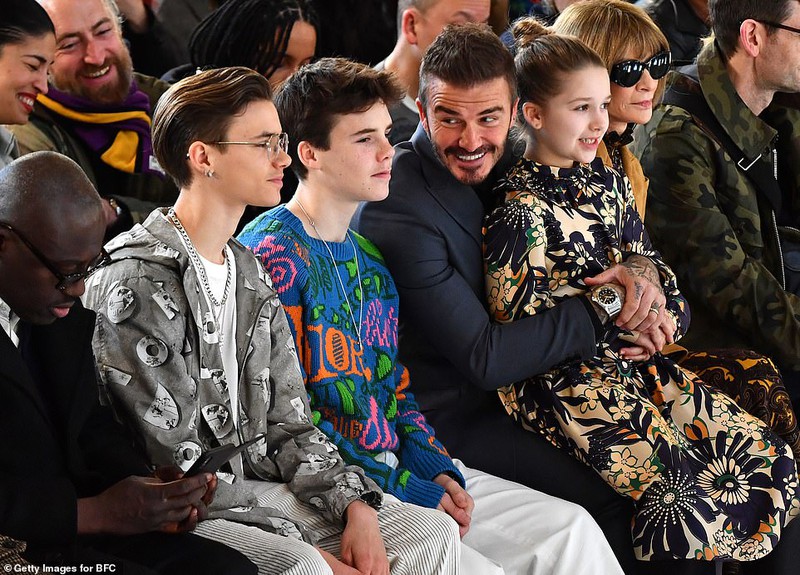 david beckham dien trai dua cac con di xem show thoi trang cua vo hinh 1
