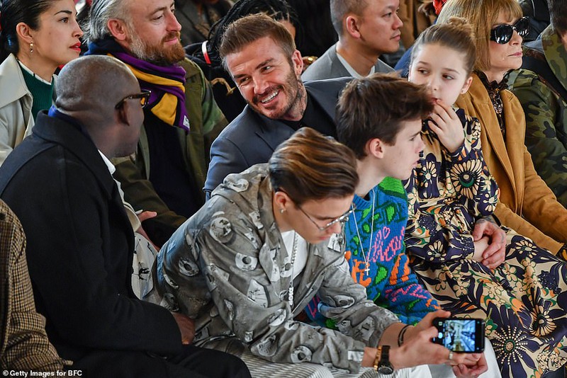 david beckham dien trai dua cac con di xem show thoi trang cua vo hinh 3