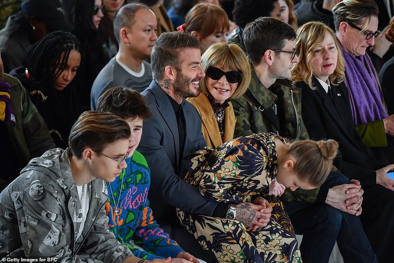 david beckham dien trai dua cac con di xem show thoi trang cua vo hinh 4
