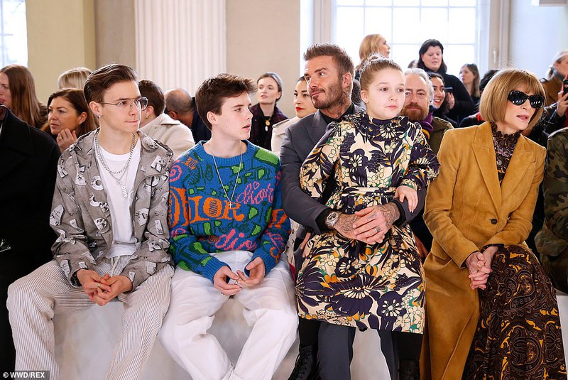 david beckham dien trai dua cac con di xem show thoi trang cua vo hinh 7