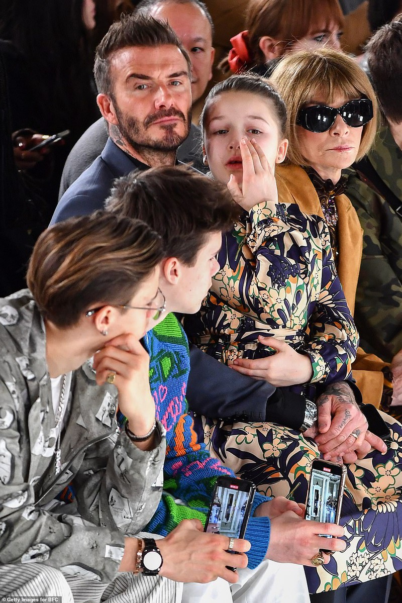 david beckham dien trai dua cac con di xem show thoi trang cua vo hinh 8