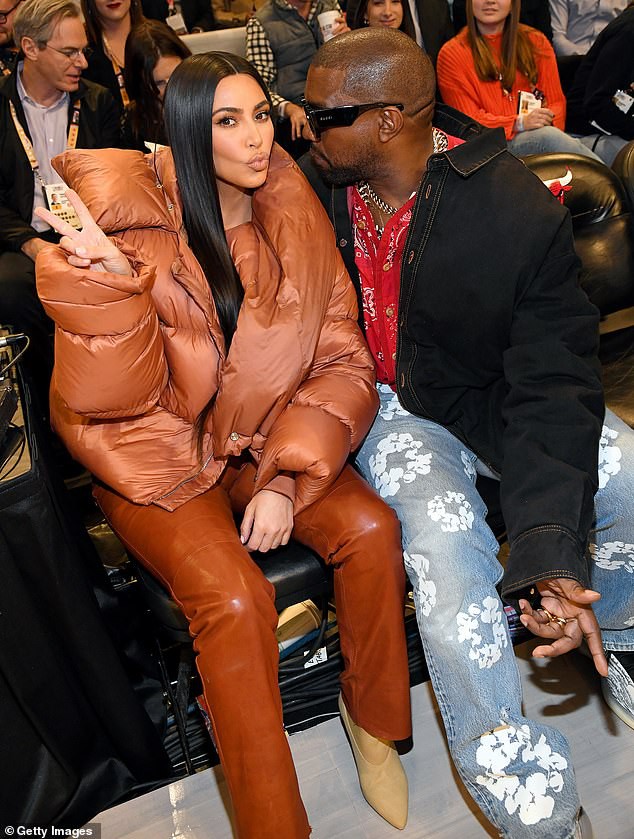kim kardashian duoi toc thang, vui ve di xem bong ro cung ong xa hinh 1