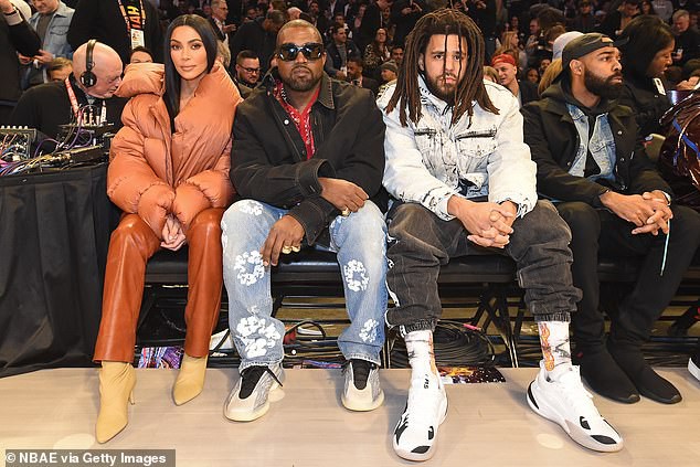 kim kardashian duoi toc thang, vui ve di xem bong ro cung ong xa hinh 2