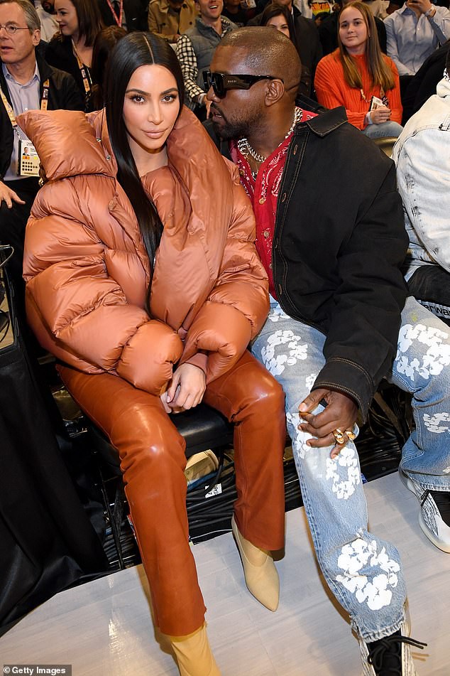 kim kardashian duoi toc thang, vui ve di xem bong ro cung ong xa hinh 3