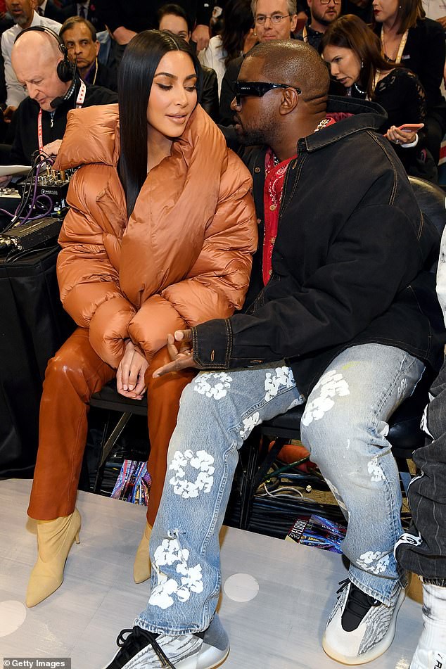 kim kardashian duoi toc thang, vui ve di xem bong ro cung ong xa hinh 4
