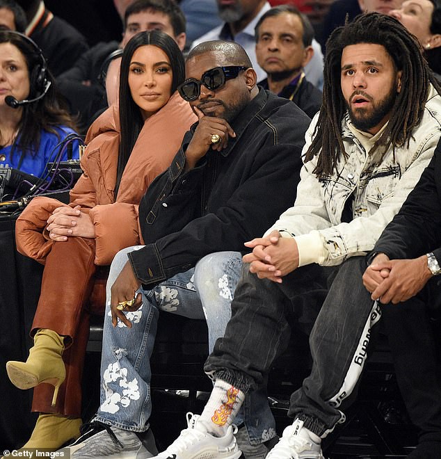 kim kardashian duoi toc thang, vui ve di xem bong ro cung ong xa hinh 5
