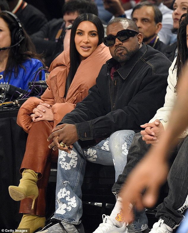 kim kardashian duoi toc thang, vui ve di xem bong ro cung ong xa hinh 6